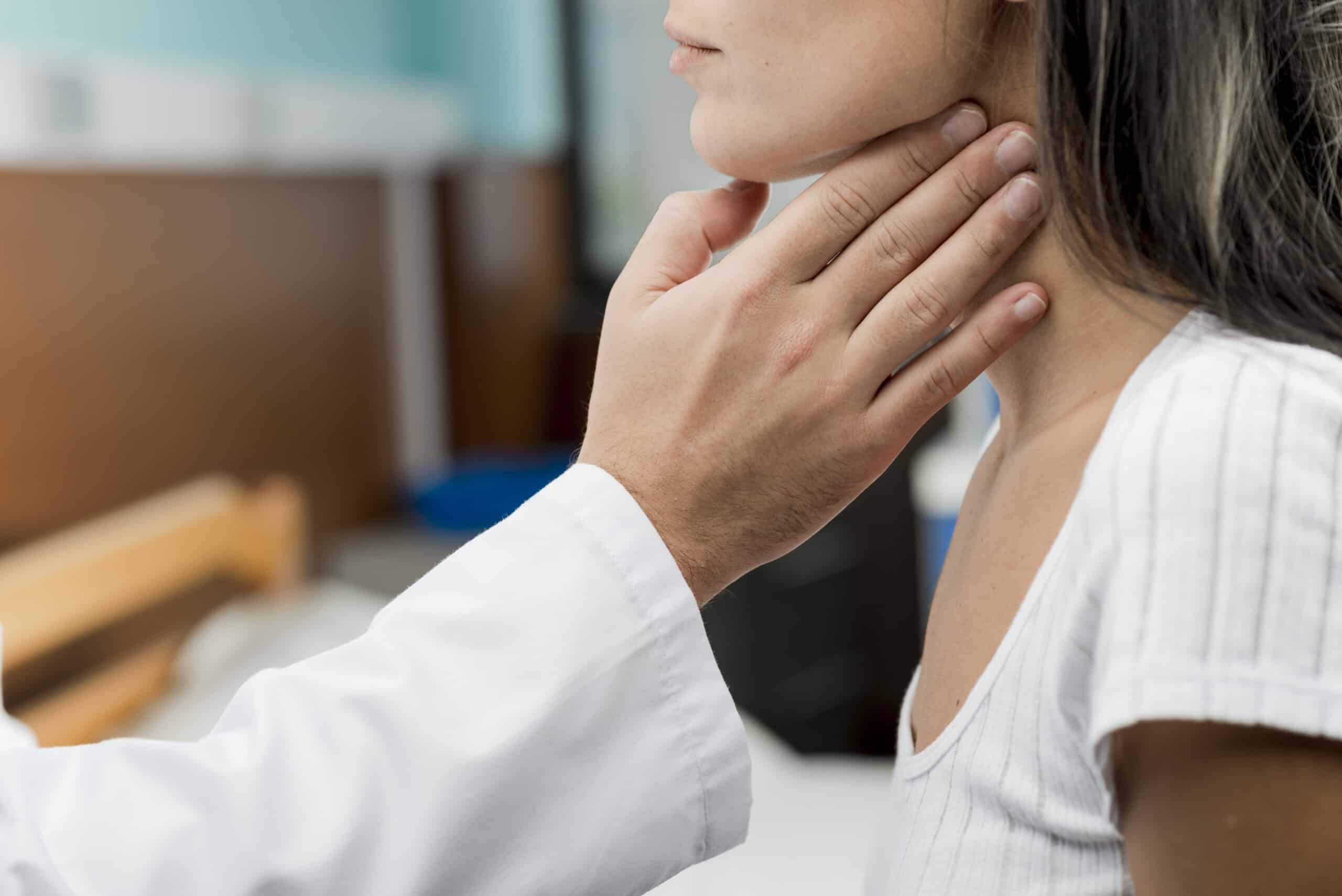 гуша щитовидна жлеза жена на преглед при ендокринолог